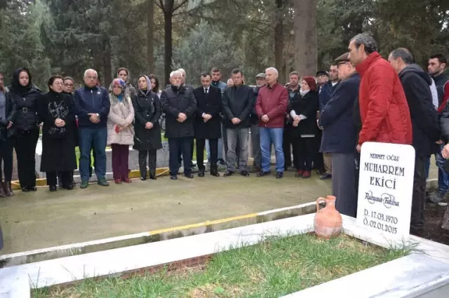 CHP'li Eski Başkan Mezarı Başında Anıldı CHP'li Eski Başkan Mezarı Başında Anıldı