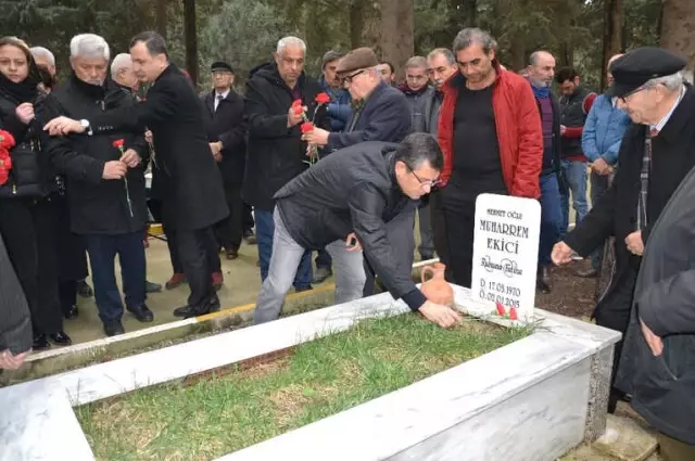 CHP'li Eski Başkan Mezarı Başında Anıldı CHP'li Eski Başkan Mezarı Başında Anıldı