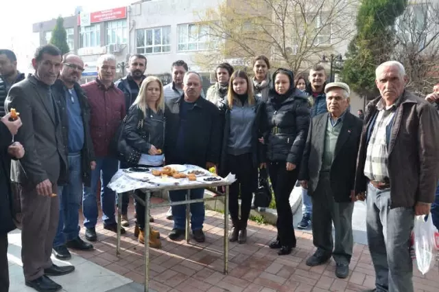 CHP'li Eski Başkan Mezarı Başında Anıldı CHP'li Eski Başkan Mezarı Başında Anıldı