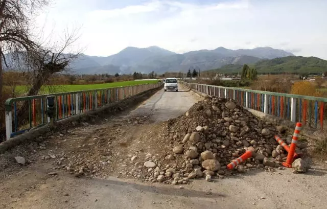Hasar Gören Köprüde Tehlikeli Yolculuk Hasar Gören Köprüde Tehlikeli Yolculuk
