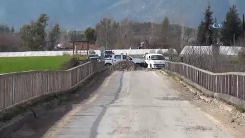 Hasar Gören Köprüde Tehlikeli Yolculuk Hasar Gören Köprüde Tehlikeli Yolculuk