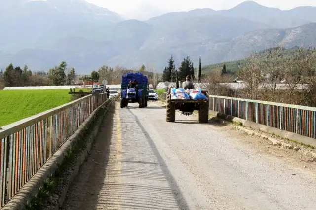 Hasar Gören Köprüde Tehlikeli Yolculuk Hasar Gören Köprüde Tehlikeli Yolculuk