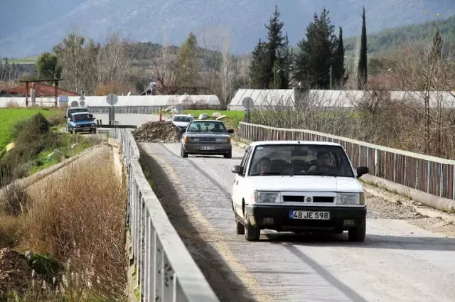 Hasar Gören Köprüde Tehlikeli Yolculuk Hasar Gören Köprüde Tehlikeli Yolculuk