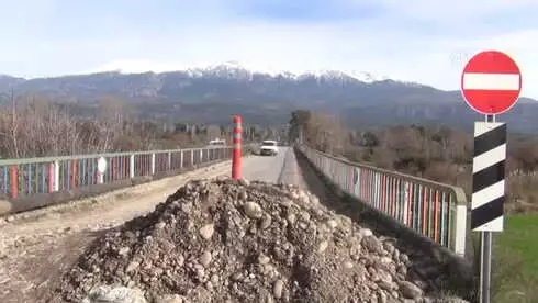 Hasarlı Köprüden Tehlikeli Geçiş Hasarlı Köprüden Tehlikeli Geçiş