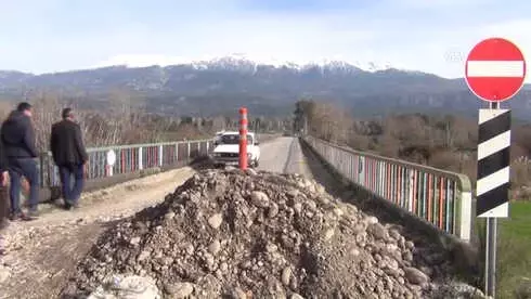Hasarlı Köprüden Tehlikeli Geçiş Hasarlı Köprüden Tehlikeli Geçiş