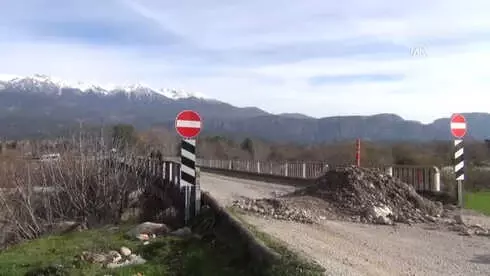Hasarlı Köprüden Tehlikeli Geçiş Hasarlı Köprüden Tehlikeli Geçiş
