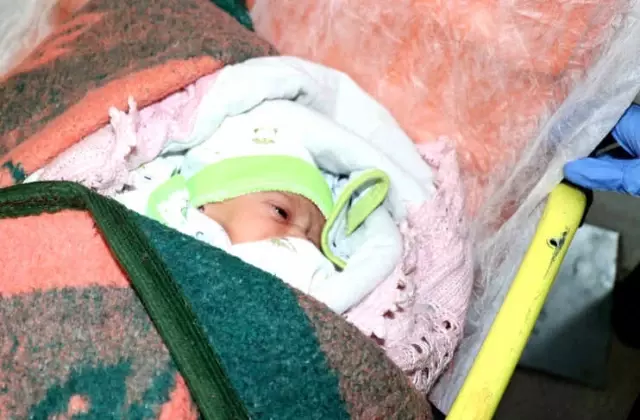 Vicdansızlar 2 Günlük Bebeği Bırakıp Kaçtı