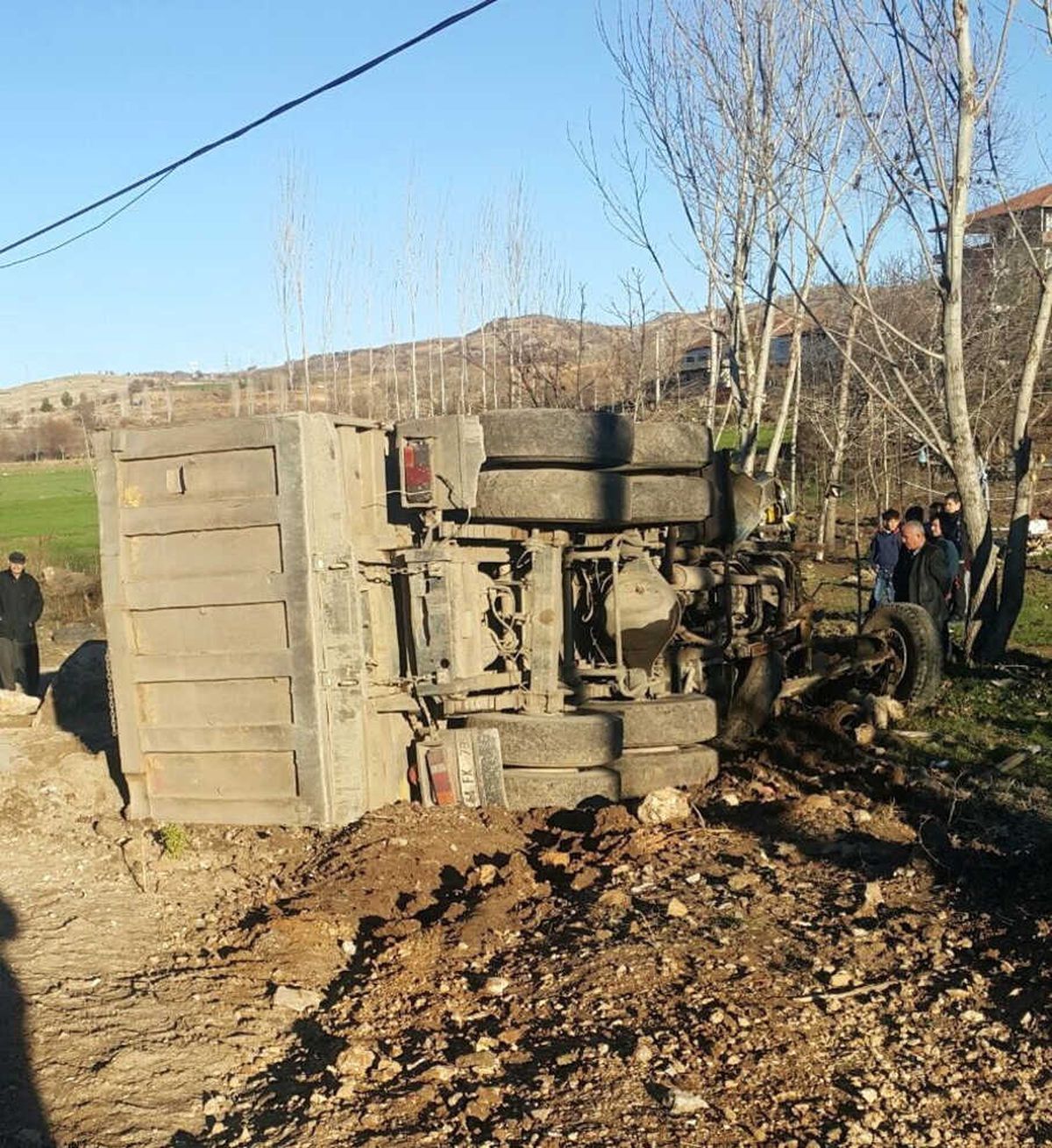 Kamyon Şarampole Devrildi