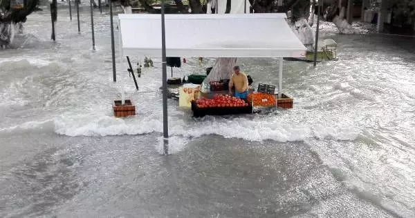 Manavgat Irmağı Taştı, Şelale Çevresindeki Tesisleri Su Bastı