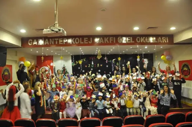 Miniklerden Pandomim Gösterisi Miniklerden Pandomim Gösterisi