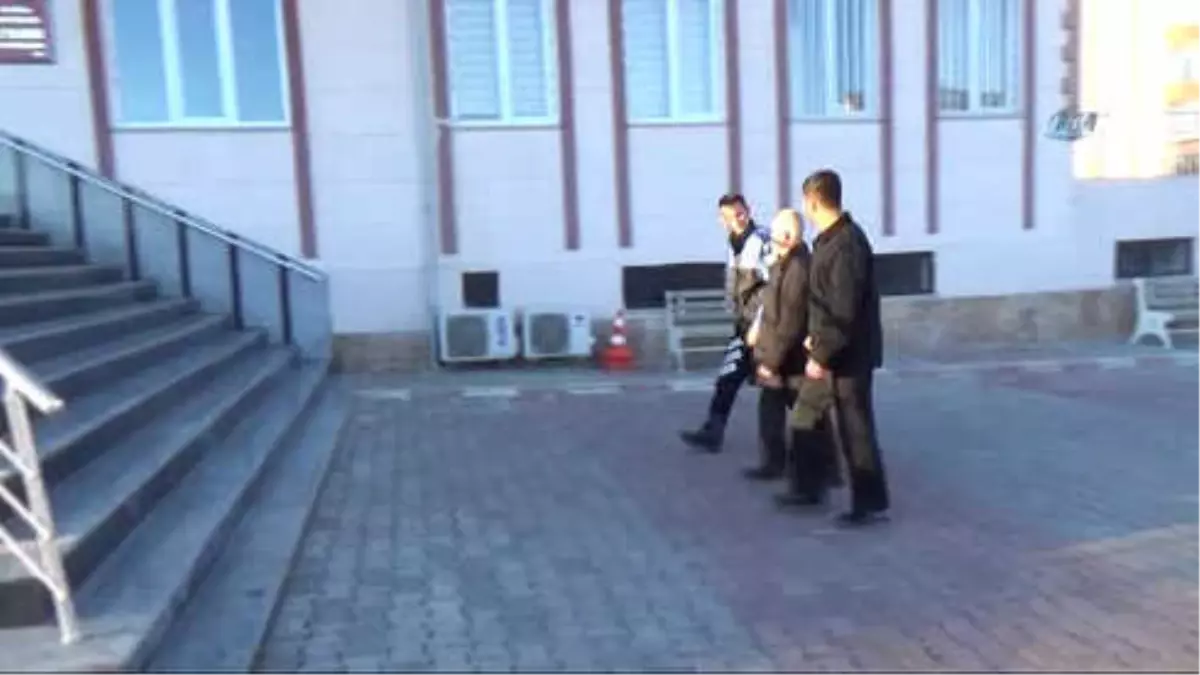 Suriyeli Vatandaştan Örnek Davranış...çöpte Bulduğu Altınları Polise Teslim Etti