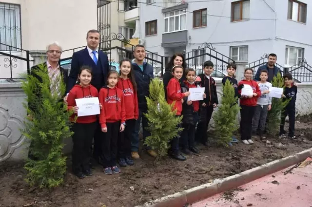 Aliağa'da Okul Bahçeleri Yeşilleniyor