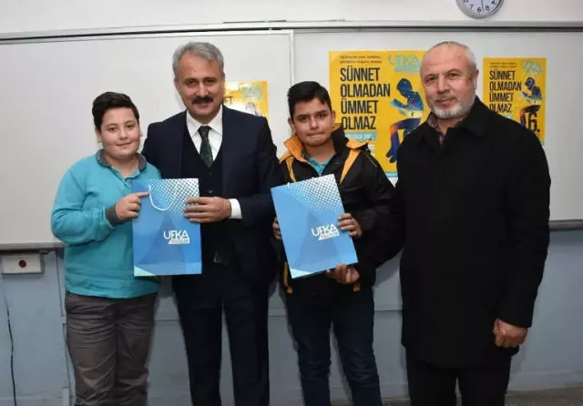 Başkan Sungur'dan Öğrencilere 'Ufka Yolculuk' Kitabı