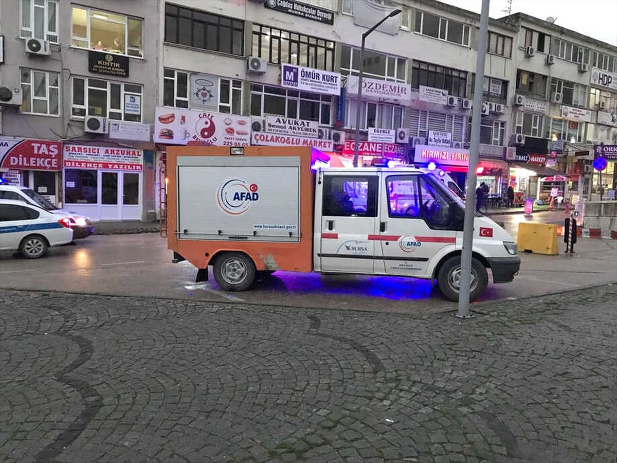 Bursa Adliyesi'nde Cam Şişe Kırıldı Adliyedekiler Dışarı Çıkarıldı