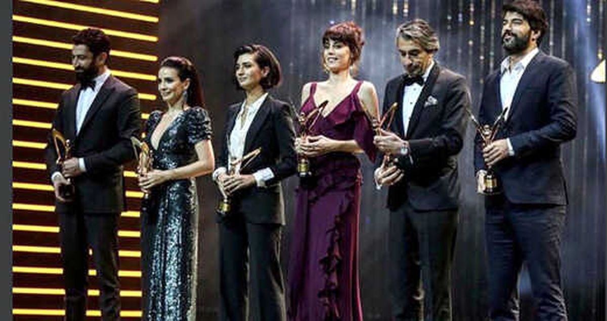 Cansu Dere, Yakışıklı Oyuncu Engin Akyürek ile Aşk Yaşıyor