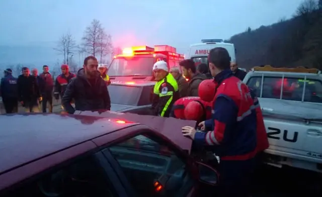 Madencileri Taşıyan Minibüs Şarampole Yuvarlandı: 23 Yaralı Madencileri Taşıyan Minibüs Şarampole Yuvarlandı: 23 Yaralı