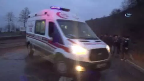 Madencileri Taşıyan Minibüs Şarampole Yuvarlandı: 23 Yaralı Madencileri Taşıyan Minibüs Şarampole Yuvarlandı: 23 Yaralı