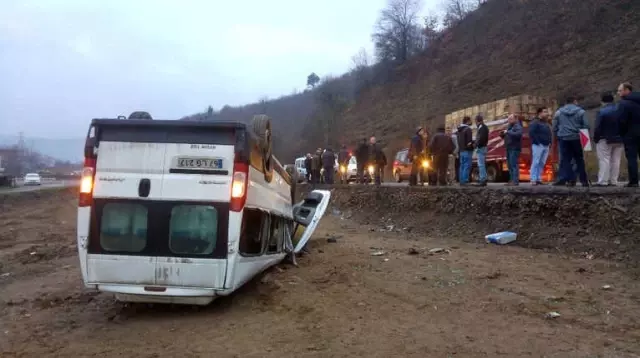Madencileri Taşıyan Minibüs Şarampole Yuvarlandı: 23 Yaralı Madencileri Taşıyan Minibüs Şarampole Yuvarlandı: 23 Yaralı