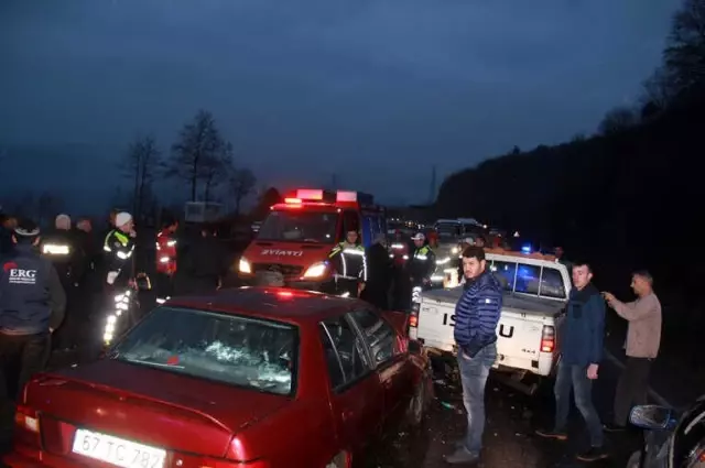 Madencileri Taşıyan Minibüs Şarampole Yuvarlandı: 23 Yaralı Madencileri Taşıyan Minibüs Şarampole Yuvarlandı: 23 Yaralı
