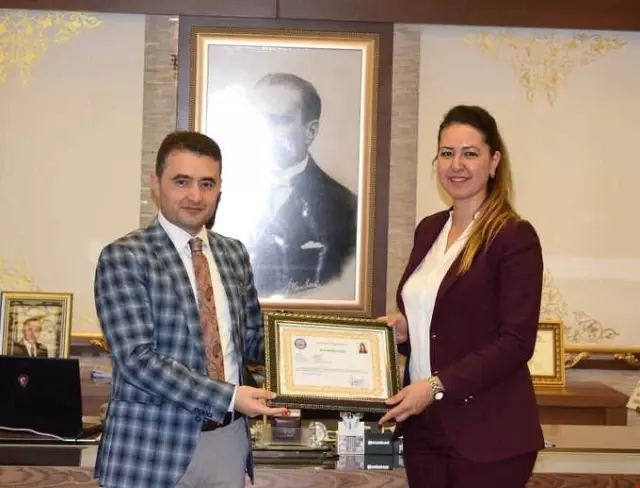 Kozluk'ta Başarılı Öğretmenlere Başarı Belgesi Verildi Kozluk'ta Başarılı Öğretmenlere Başarı Belgesi Verildi