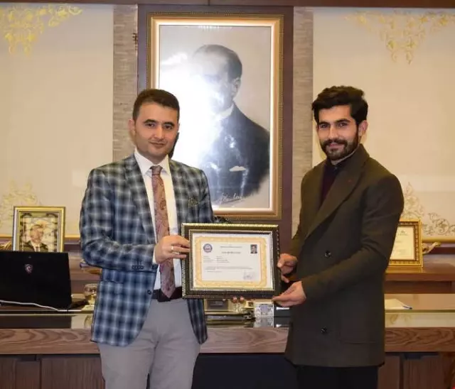 Kozluk'ta Başarılı Öğretmenlere Başarı Belgesi Verildi Kozluk'ta Başarılı Öğretmenlere Başarı Belgesi Verildi