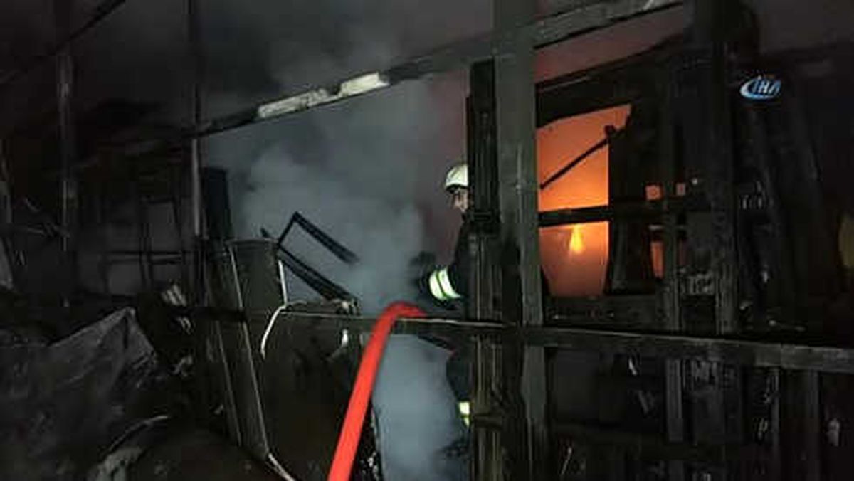 Samsun'daki Mobilya Mağazasının Deposundaki Yangın Söndürüldü
