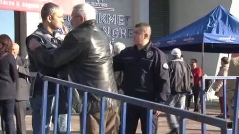 CHP İl Kongresinde Baykal'ın İsmi Yazılı Sandalyesi Boş Kaldı