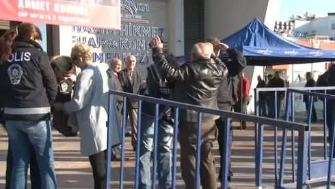 CHP İl Kongresinde Baykal'ın İsmi Yazılı Sandalyesi Boş Kaldı