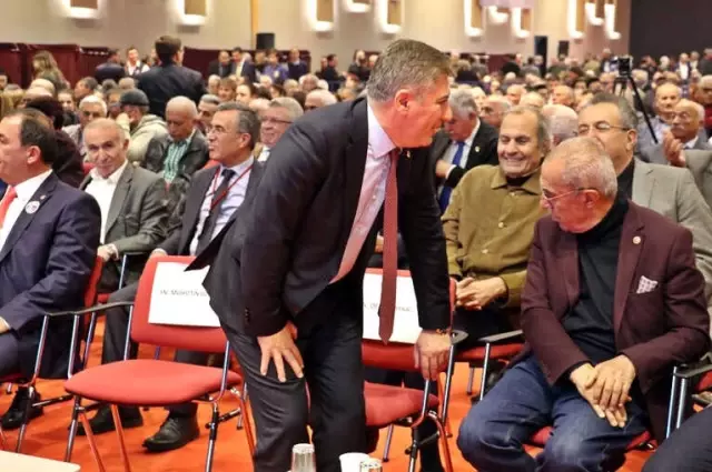 CHP İl Kongresinde Baykal'ın Sandalyesi Boş Bırakıldı