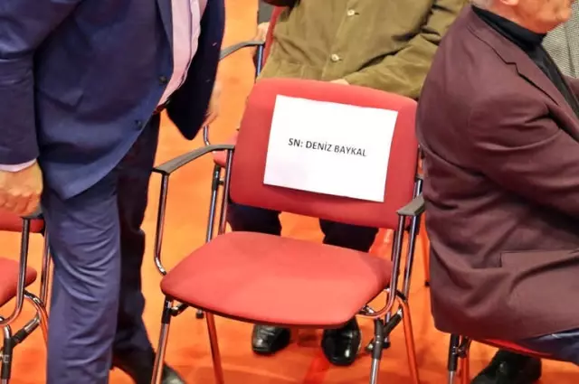 CHP İl Kongresinde Baykal'ın Sandalyesi Boş Bırakıldı