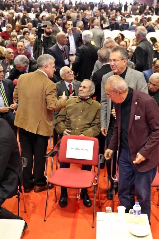 CHP İl Kongresinde Baykal'ın Sandalyesi Boş Bırakıldı