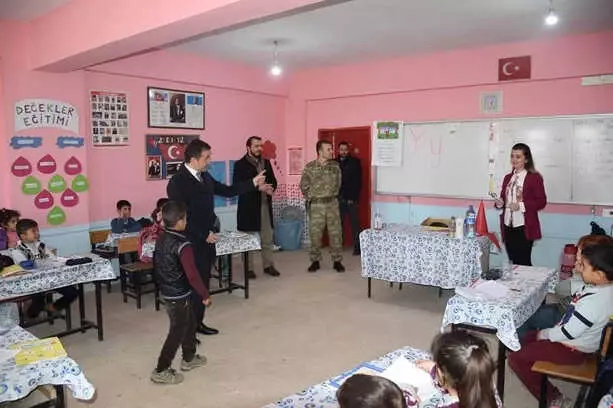 Kaymakam Bilici, Asker ve Öğrencilerle Bir Araya Geldi Kaymakam Bilici, Asker ve Öğrencilerle Bir Araya Geldi