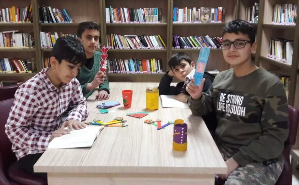 Altındağlı Çocuklar 'Kitaplar Sizden, Ayraçlar Bizden' Dedi