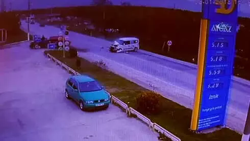 Araç Kum Yüklü Traktöre Böyle Çarptı Araç Kum Yüklü Traktöre Böyle Çarptı