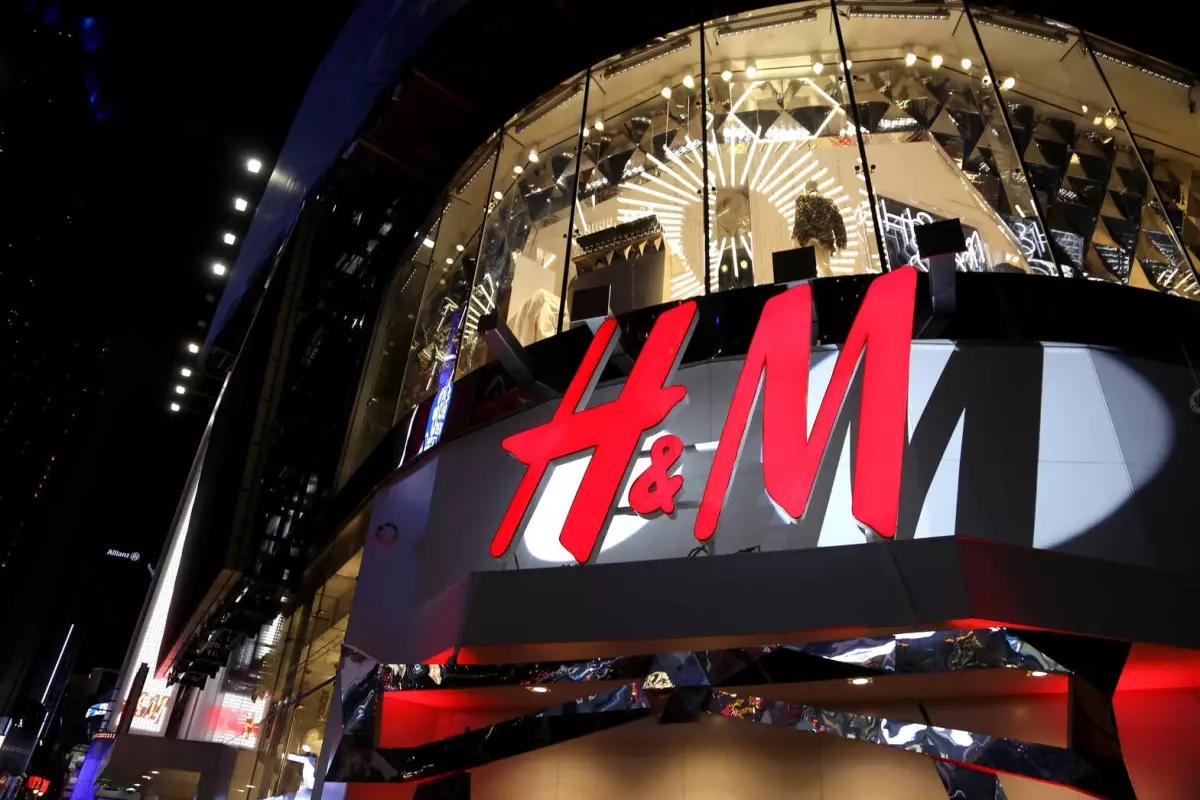 H m h2. H&M. H M магазин. Бренд h m. H M логотип