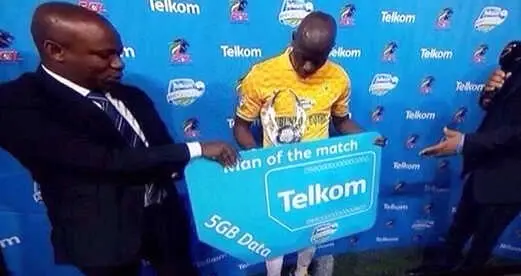 Güney Afrika'da Maçın Adamı Olan Futbolcuya İnternet Paketi Hediyesi