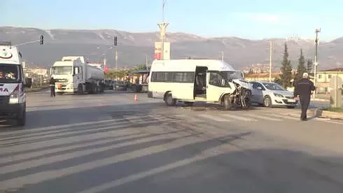 Öğrenci Servisleri Çarpıştı: 9 Yaralı