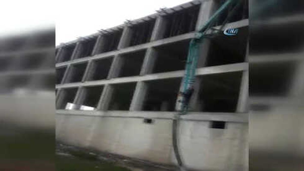 İnşaat İşçisi 3'üncü Kata Beton Mikserinin Borusuna Tutunarak Çıktı...o Anlar Kamerada