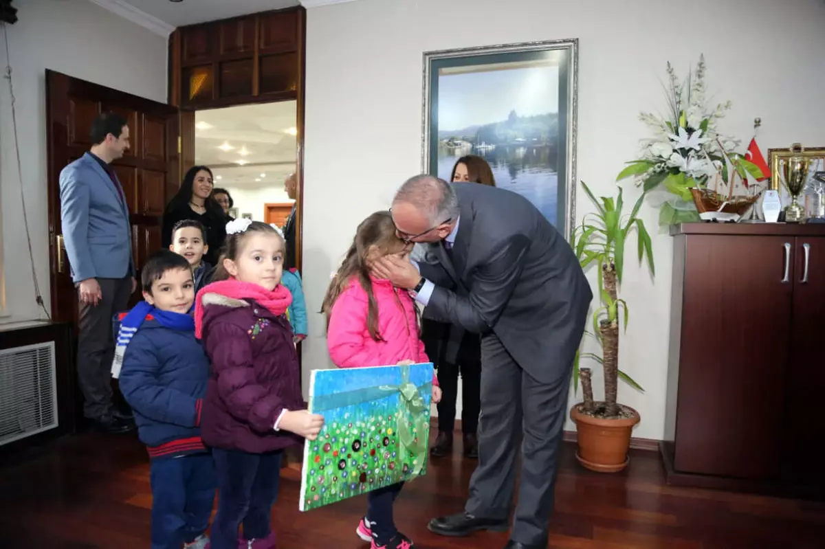 Minik Ellerden, Başkan Yılmazer'e Hediye