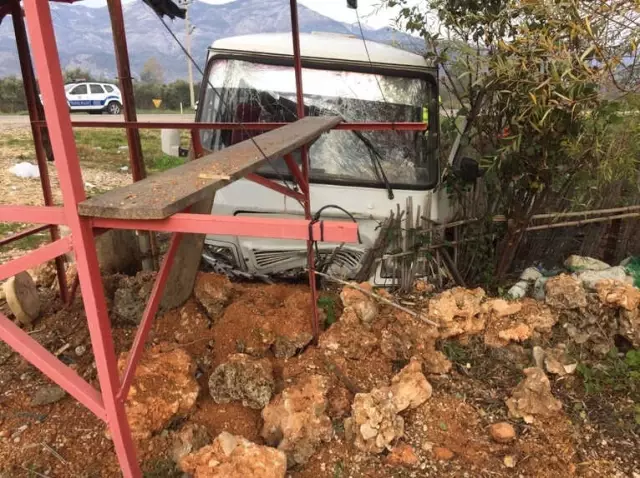 Suriyeli İşçileri Taşıyan Minibüs Kaza Yaptı: 13 Yaralı Suriyeli İşçileri Taşıyan Minibüs Kaza Yaptı: 13 Yaralı