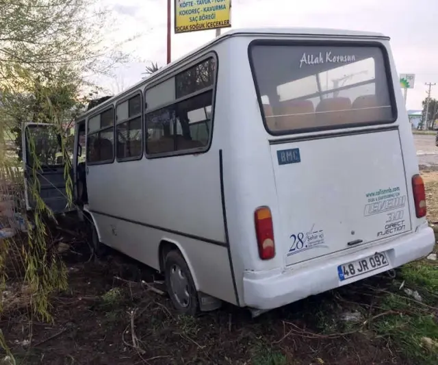 Suriyeli İşçileri Taşıyan Minibüs Kaza Yaptı: 13 Yaralı Suriyeli İşçileri Taşıyan Minibüs Kaza Yaptı: 13 Yaralı