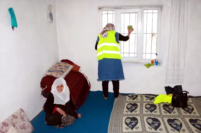 Bitlis�te Kimsesiz ve Yaşlıların Evleri Temizleniyor haberi fotografı