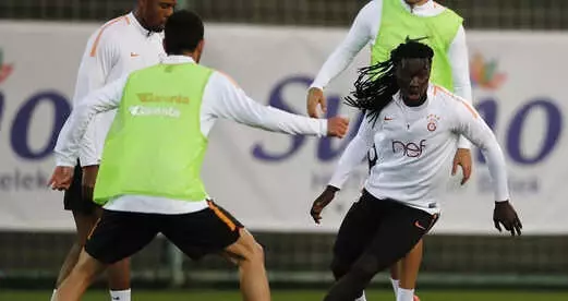 Galatasaray'da Bafetimbi Gomis Babasının Ölüm Yıldönümü Nedeniyle Ülkesine Gitti