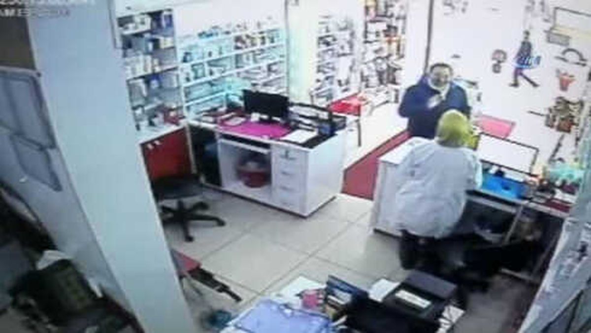 Sahte Öğretmen, Eczane Çalışanını Böyle Dolandırdı