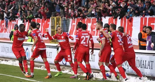 Samsunspor'da Parası Ödenmeyen Halil İbrahim Pekşen Sözleşmesini Feshetti