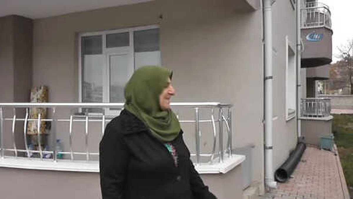 Yavruyken Balkonuna Düşen Kargaya Çocuğu Gibi Bakıyor