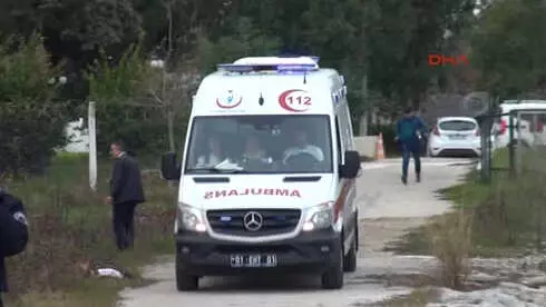 Adana El Ele Vererek Göle Atlayan Kızı Kurtardılar Adana El Ele Vererek Göle Atlayan Kızı Kurtardılar