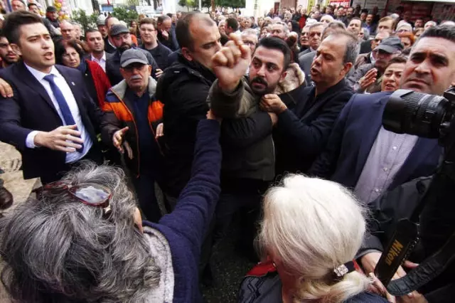 Antalya'da CHP'nin Devir Teslim Töreninde Arbede