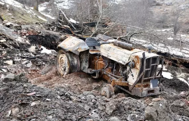 Bir Traktör Odunla, 5 Cesedi Yok Etmeye Çalışmışlar