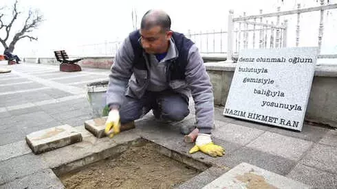 Kadıköy Belediyesi Nazım Hikmet'in Şiirlerini Caddelere Yazdı Kadıköy Belediyesi Nazım Hikmet'in Şiirlerini Caddelere Yazdı